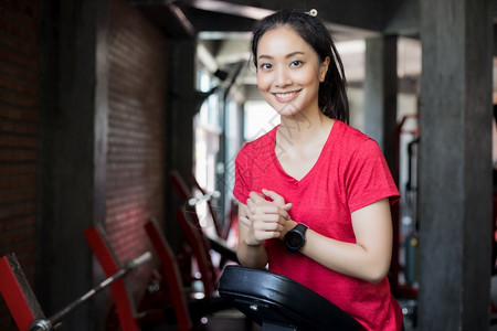 健美运动员俱乐部重量美丽的肌肉适合女人锻炼肌肉和健身女人在房锻炼康生活方式的概念女孩高清图片素材