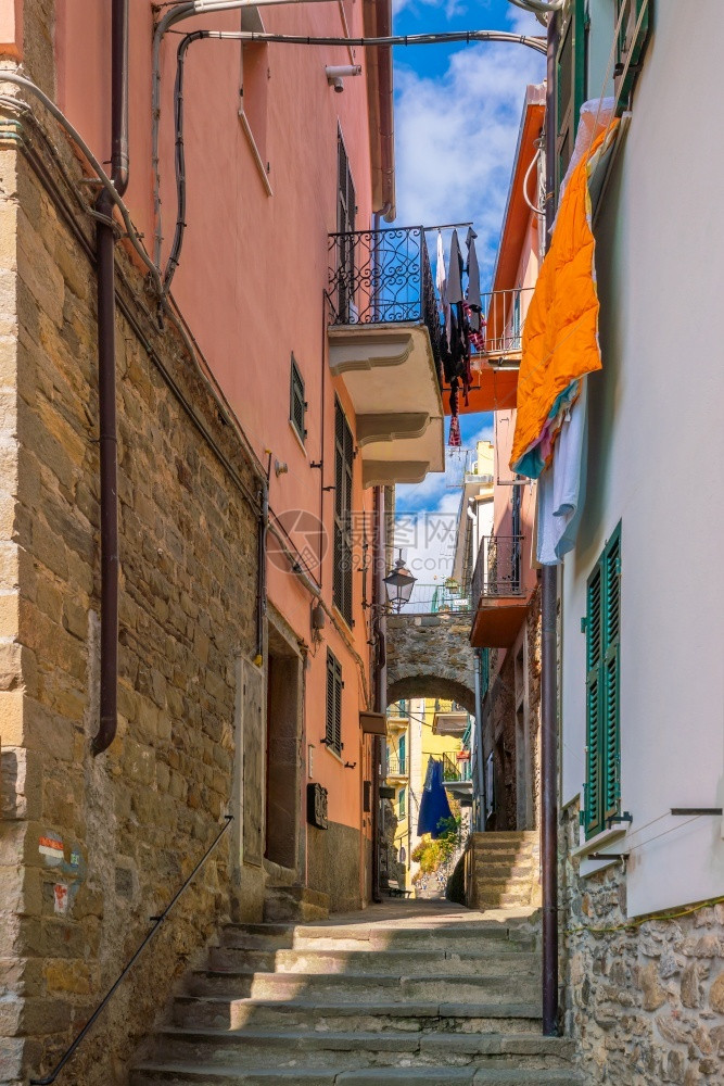 意大利语超过颜色Corniglia欧洲辛克特尔意大利CinqueTerre欧洲地中海山脉多彩的城市风景图片
