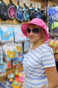戴着粉色帽子和太阳镜的时尚女人享受购物女士脸图片