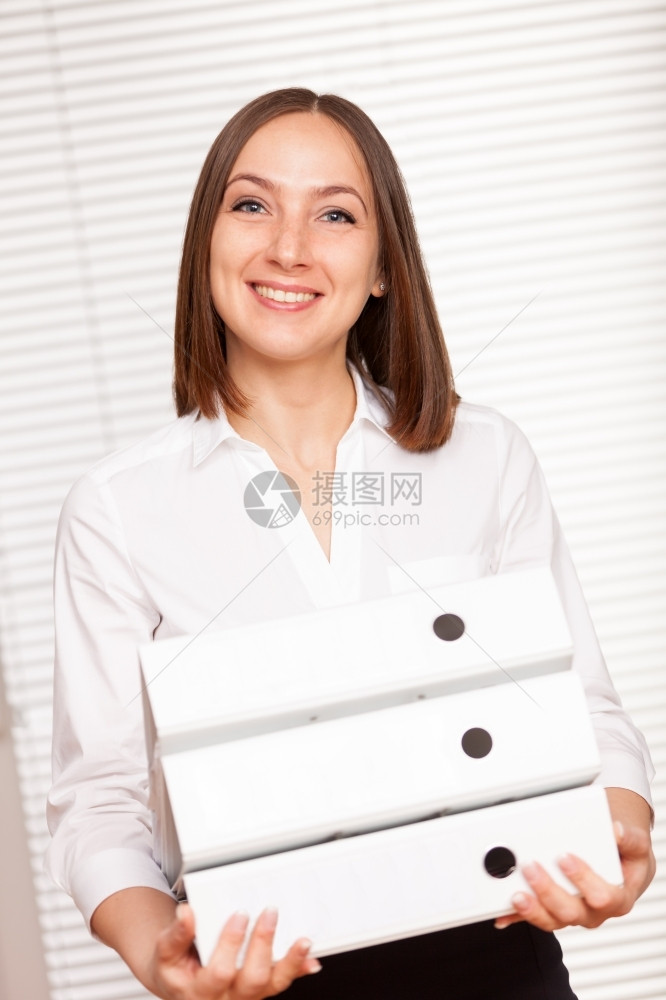 自然商业女人正站在白孤立背景的文件夹上站立行政人员图片