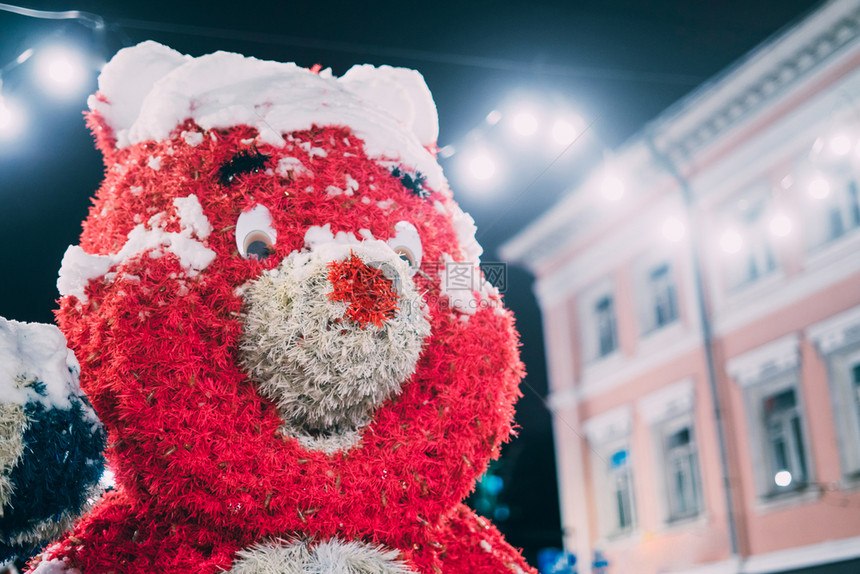 庆祝泰迪熊典粉红雕像作为基辅街的圣诞节装饰品图片