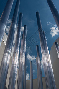 当代的背景中钢铁金属管和蓝天空现代建筑设计主题现代建筑设计国际的蓝色图片