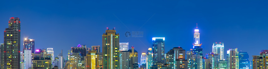 场景旅行建筑学城市的夜空摩天大楼在城市的夜间灯光下在城市的建筑中图片