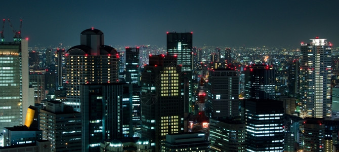 城市景观忙碌的现代日本大阪市夜间天际的大阪之夜里灯光照亮图片