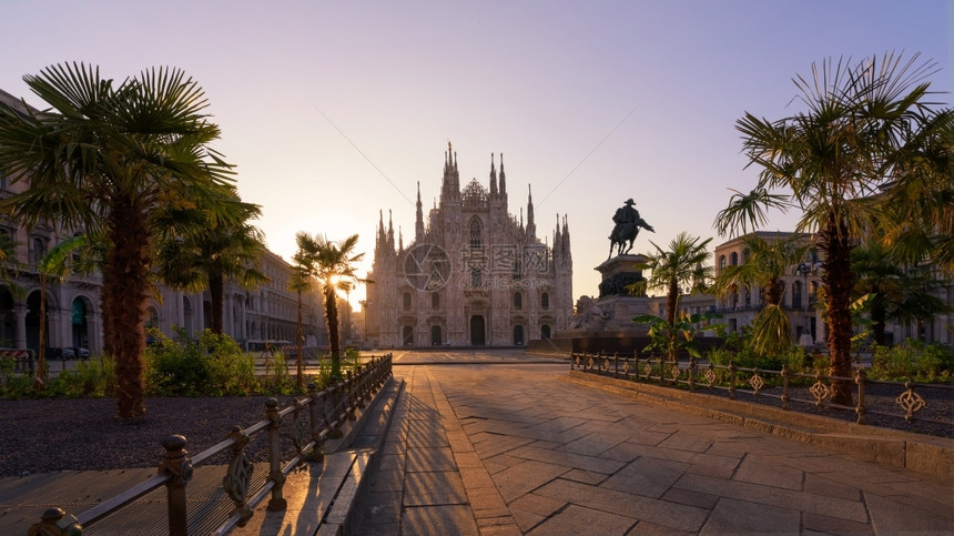 建造全景Duomo广场与新的外来棕榈树米兰哥特大教堂日出欧洲美丽的图片