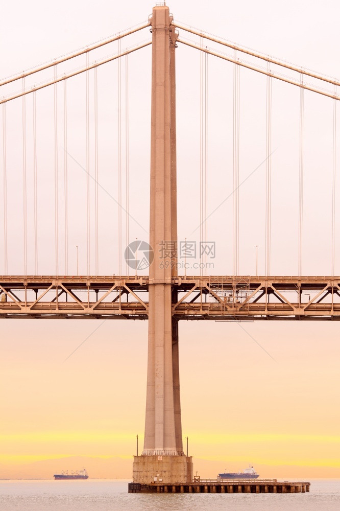 人们美国加利福尼亚州旧金山日落时圣弗朗西斯科奥克兰湾桥详情水游客图片