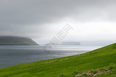 阿尔滕贝格典型的法罗群岛地貌如Kirkjubour岛所见绿草山和海云伯格背景