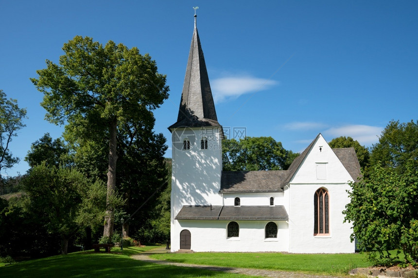 德国伯吉切土地BergnestestadtWiedenest中世纪教堂会乡村的云图片