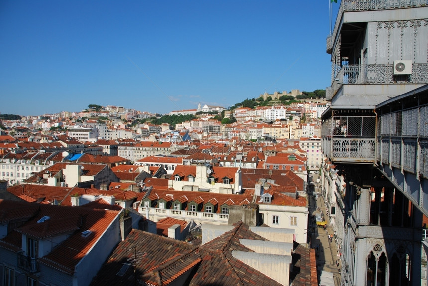 欧洲的里斯本美丽城市风景与格拉卡教堂圣若热城堡和贾斯塔电梯葡萄牙从左向右屋顶旅行图片
