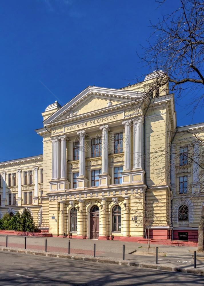 建造医学筑乌克兰敖德萨0392乌克兰敖德萨医科大学的主教楼在乌克兰敖德萨的一个阳光明媚春日医科大学图片