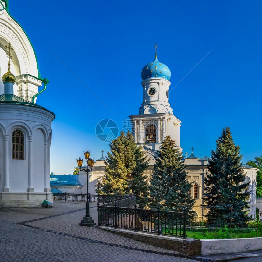 山夏天塞维尔斯基乌克兰维亚托戈尔克07162乌克兰斯维亚托戈尔克修道院领土上的代祷教堂在阳光明媚的夏日早晨斯维亚托戈尔克修道院的图片