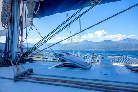 海洋乘一艘帆游艇搭的日夏光登上一艘轮渡游艇拉吊和山坡海岸风景地中天图片