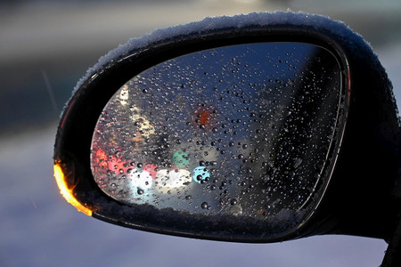 农村车轮冬季的理念观光之镜和冰水滴在挡风玻璃上锁背景图片
