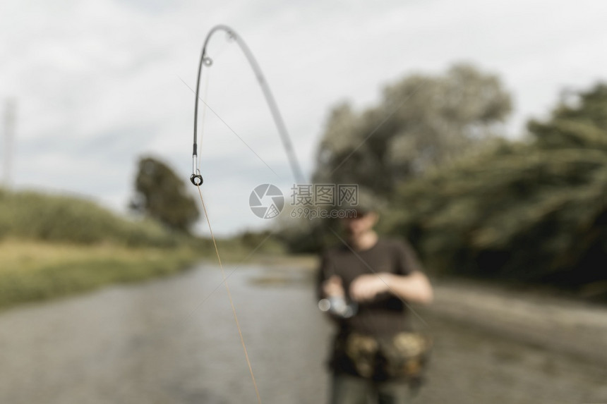 渔夫阴霾外部人鱼在河中捕2图片