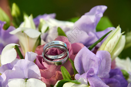 手爱钻石带有玫瑰和戒指的婚礼花束图片