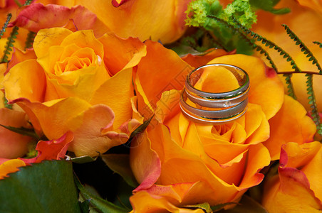 钻石季节颜色带有玫瑰和戒指的婚礼花束图片