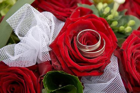 钻石带有玫瑰和戒指的婚礼花束情感粉色的图片