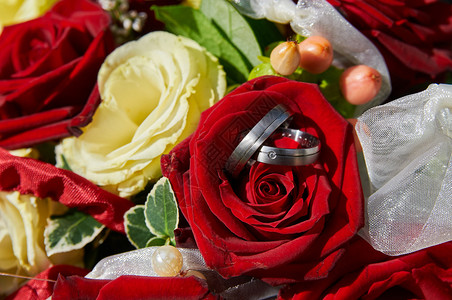带有玫瑰和戒指的婚礼花束草自然首饰背景图片