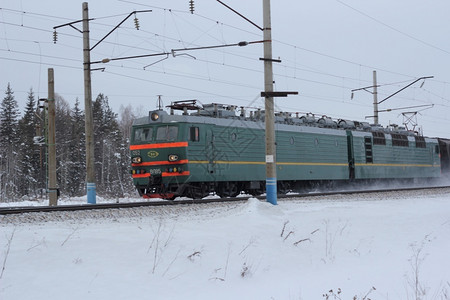 绿色货运列车通过铁路输货物绿色运列车通过铁路输货物导轨移动电压图片