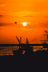 太阳加载船舶港口重型起机工具的轮光日落时装有库存货运自然高清图片素材