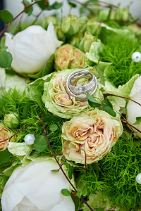 仪式装饰风格扔带有玫瑰和戒指的婚礼花束图片