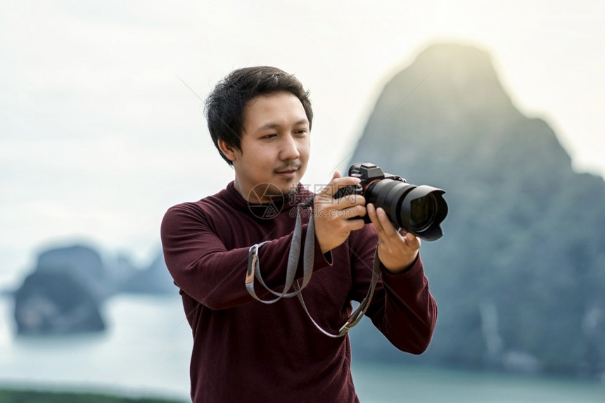 照片相机山摄影师或游客在日出时的同一nangchee观景点的奇幻旅行和假日概念上的肖像图片
