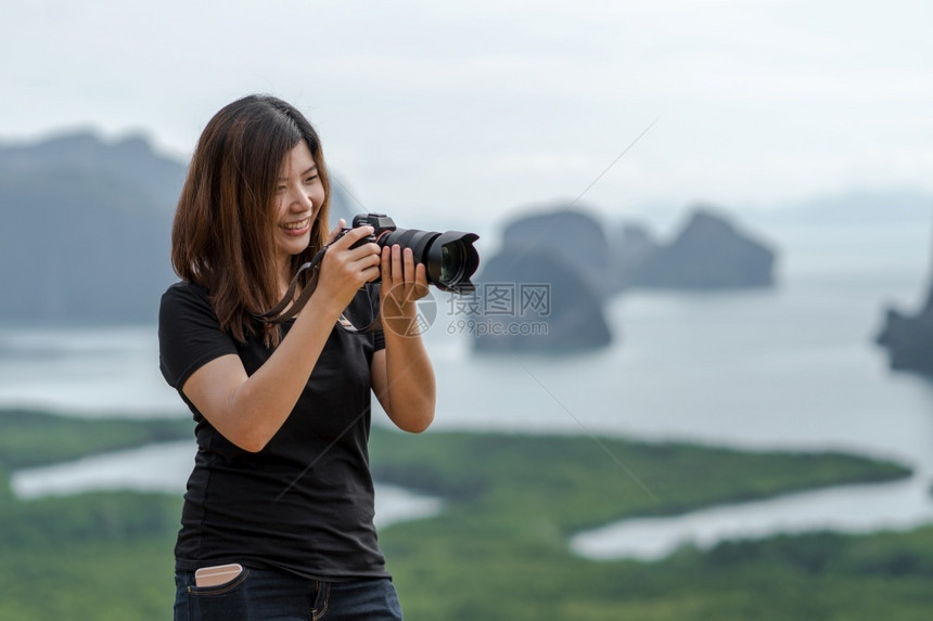 拍照日落芝摄影师或游客在日出时的同一nangchee观景点的奇幻旅行和假日概念上的肖像图片