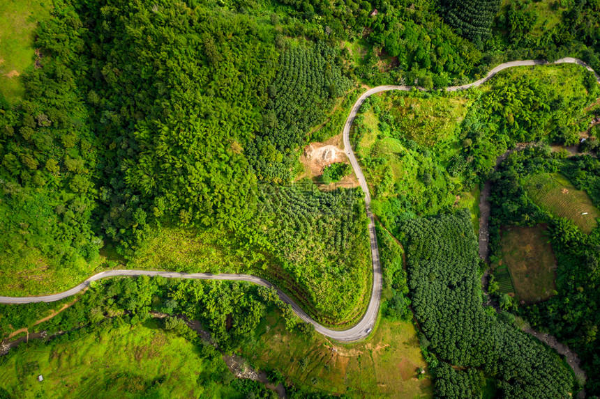 由无人驾驶飞机登上泰国空中最高视线的青山路连接清莱城风景质地美丽的图片