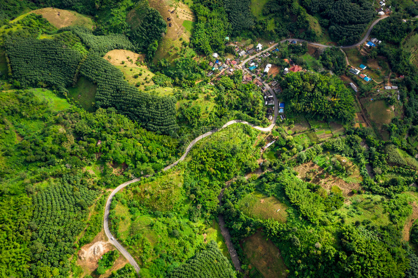 亚洲人最佳由无驾驶飞机登上泰国空中最高视线的青山路连接清莱城树木图片