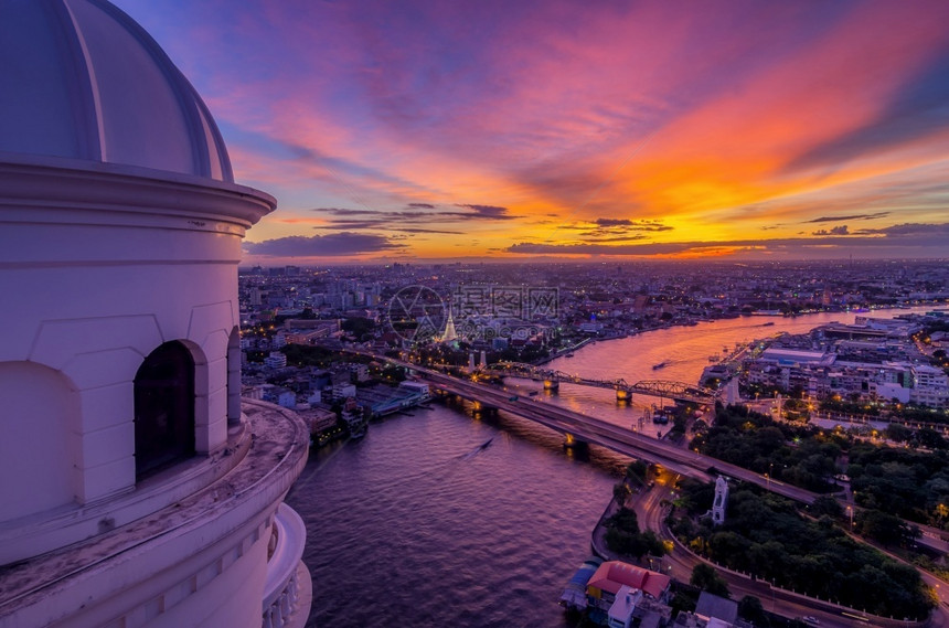 暮超Yodfa大桥是曼谷Thonburi首府之间在黄昏时的交通桥梁天空柔软焦点为生命河瞬息万里城市图片