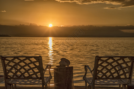 日出在海边的两张甲板椅子海滩松弛中间图片