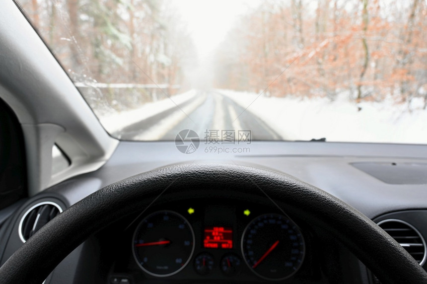 高速公路危险的冬季上有雪危险冬季恶劣天气的危险交通从司机的角度看车内面是汽部滑湿的图片