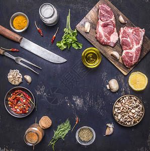香料腌制烹煮猪肉牛排调料油刀和叉子的原料用于文字木制生锈背景顶部晚餐图片