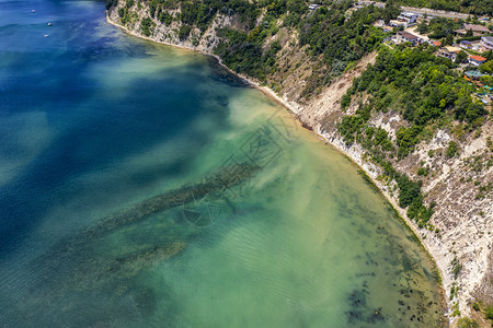 海浪支撑以清水晶海表面对岸的空中观察自然图片