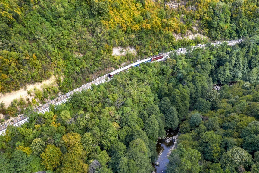 路火车经过河岸附近的一座山空中无人驾驶飞机弹丘陵图片
