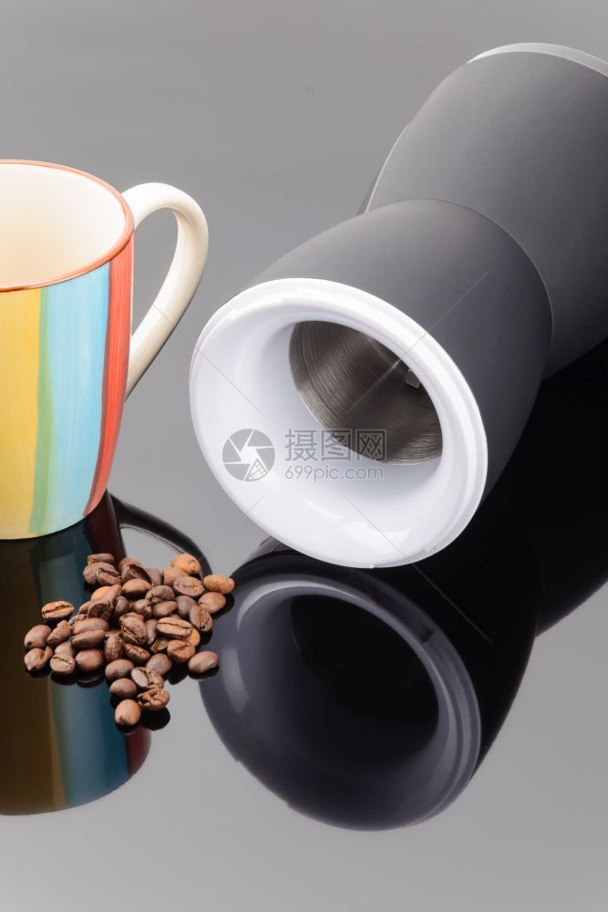 咖啡研磨机和彩色杯子图片