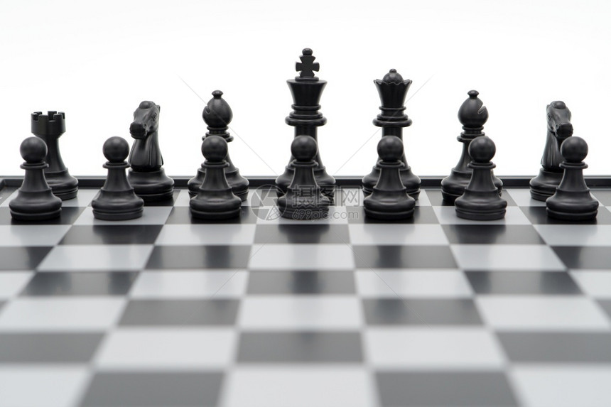 黑色的背面有棋子盘以商业谈判为背景概念和战略与复制空间力量商人图片