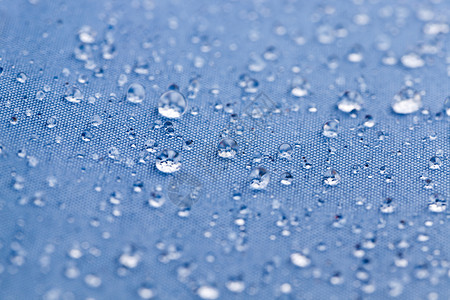 衣服带有水滴的蓝色材料是防水的雨用于制作伞和其他产品气泡驱虫剂图片