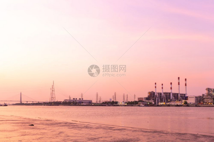 燃料污染黄昏时沿河的电站在晚夜停期间安装发厂生产图片