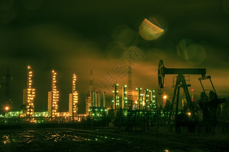 工厂石油钻井机和夜间照明工业场地Toned灯光场景图片