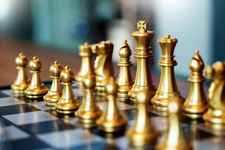 男玩思维商人为业竞争和团队工作概念而将象棋游戏移动起来图片
