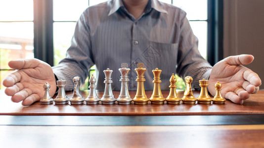 商人为业竞争和团队工作概念而将象棋游戏移动起来领导者战略女王图片