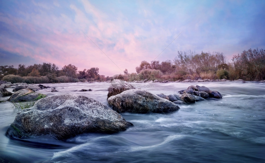 闪亮的结石绿色黎明时分山区河流中的石线山区河流中的石线图片
