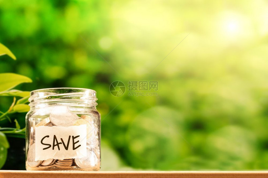 信用省钱在玻璃罐里存硬币用来节省金钱的融概念财富现图片