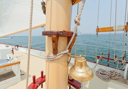 航海的私人帆船游艇上的Bras铃声帆船赛导航图片