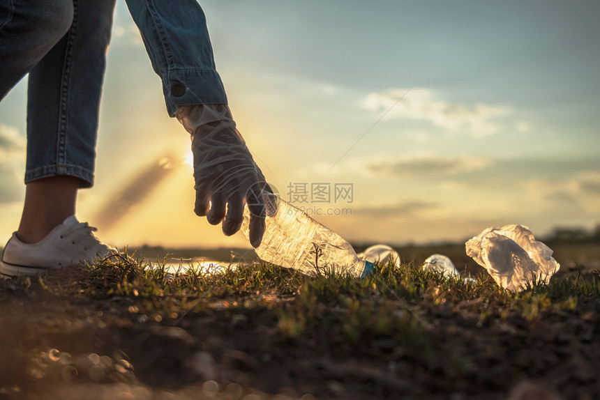 污垢在公园生态概念中保留垃圾箱用于清洁的手持垃圾瓶自然景观图片