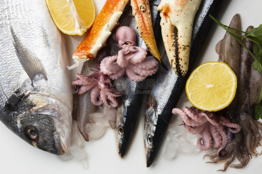 木制的海鲜柠檬高品质照片分辨率顶端观光海鲜柠檬晚餐亚洲人图片
