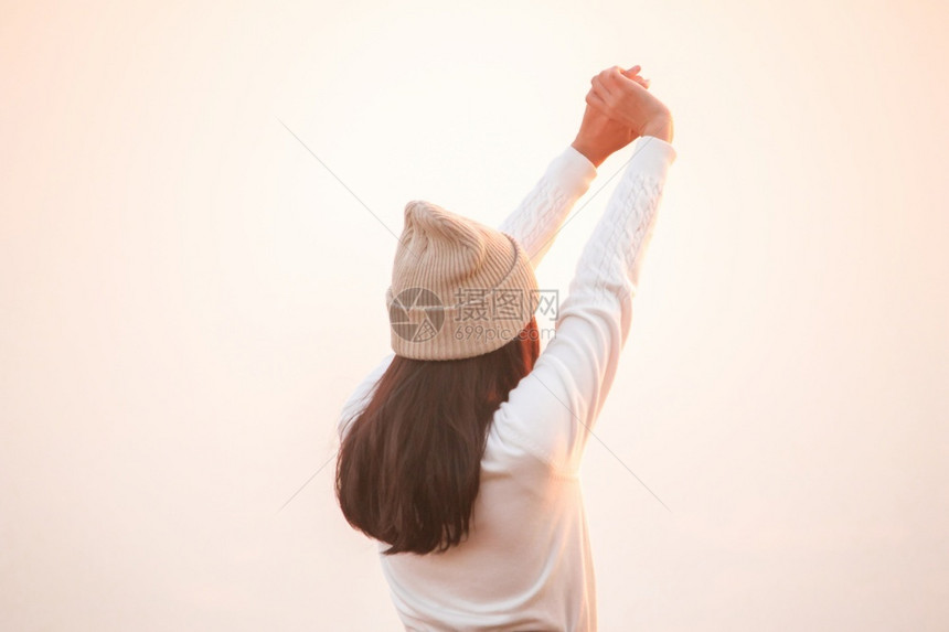 在女人身后一件白衬衫举起手来女士绿色户外图片
