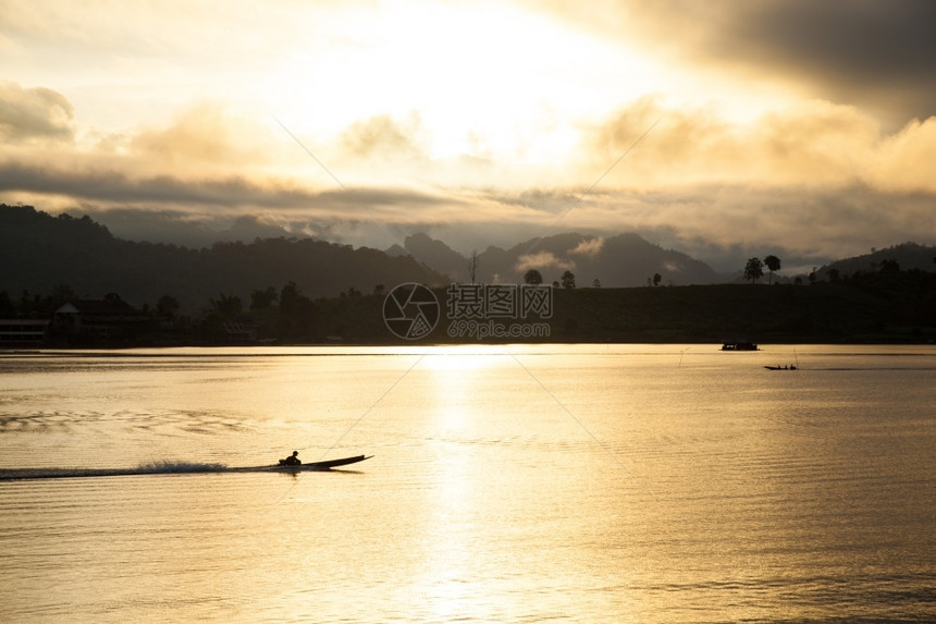 岩石划船亚洲清晨乘在河上日光照到边图片