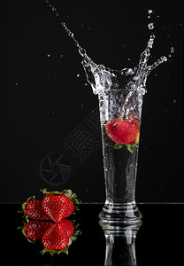 白色的玻璃杯中草莓壮丽飞溅新鲜海浪图片